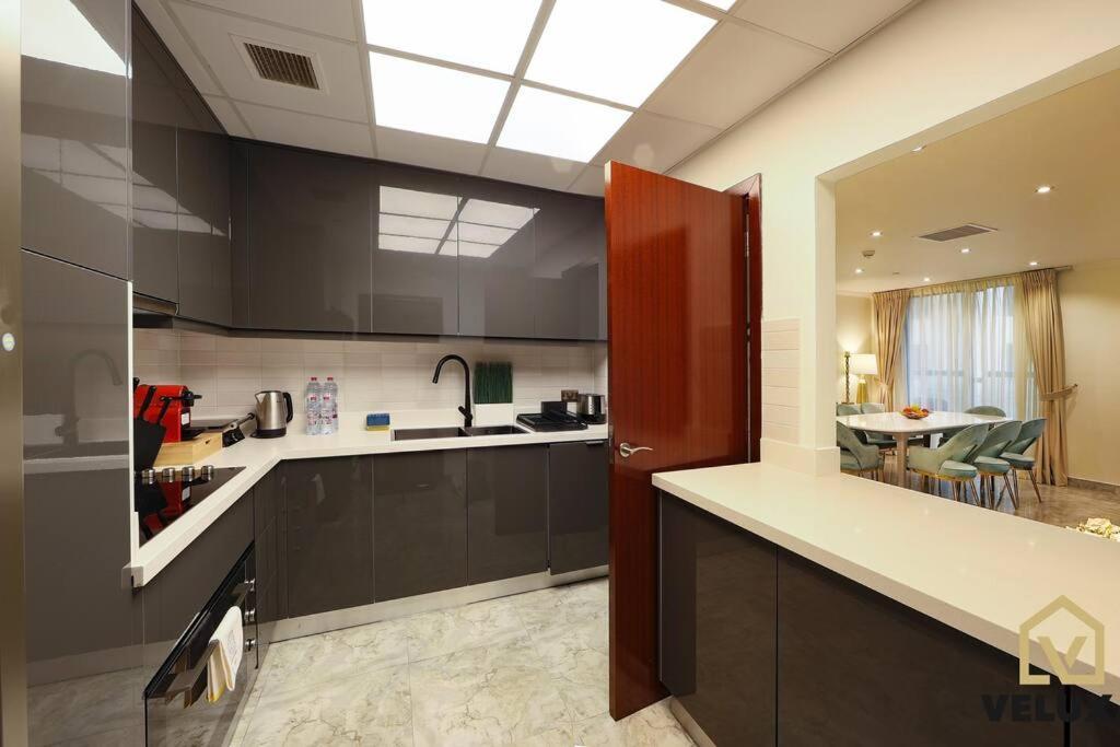 Veluxa - Spectacular 4 Bedroom Apartment *
